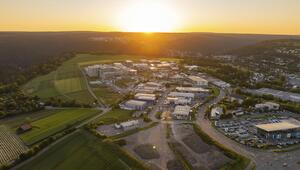 Industriegebiet im Schwarzwald bei Sonnenuntergang