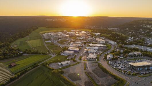 Industriegebiet im Schwarzwald bei Sonnenuntergang