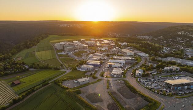 Industriegebiet im Schwarzwald bei Sonnenuntergang
