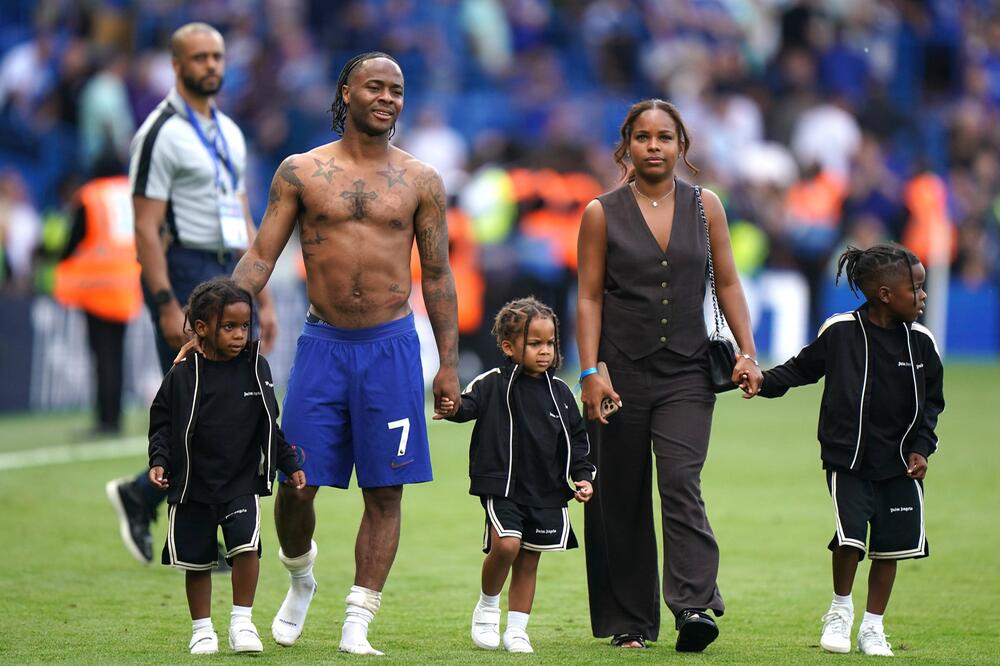 Chelsea-Spieler Raheem Sterling mit seiner Familie im Mai 2024.