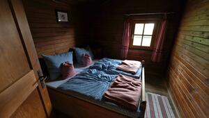 Ein Bett in einem Schlafzimmer einer Bergh&uuml;tte