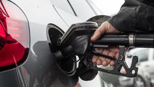 Ein Mann betankt sein Auto an der Tankstelle