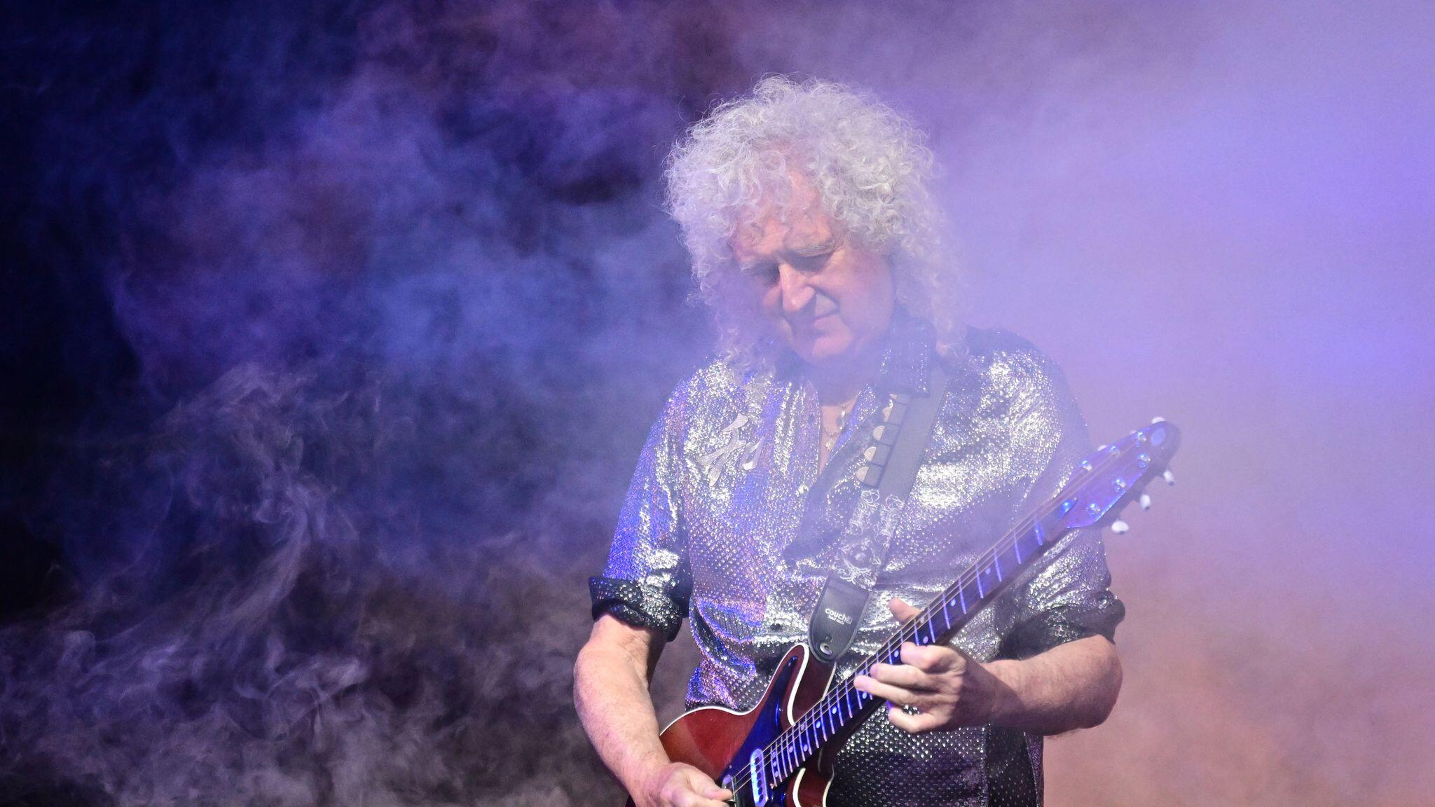 Warum sich der Queen-Gitarrist Brian May ständig verspielt | WEB.DE
