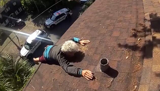 Polizisten retten Mann aus lebensgefährlicher Lage auf Hausdach