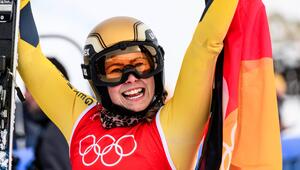 Daniela Maier jubelt nach ihrer Gold-Fahrt.