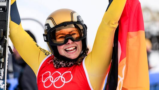 Daniela Maier jubelt nach ihrer Gold-Fahrt.