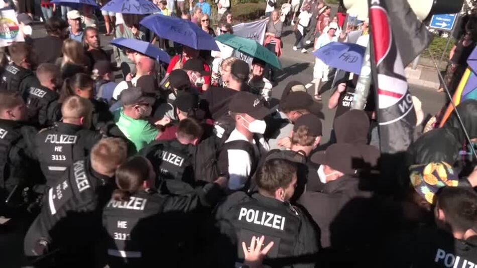 AfD-Gegner blockieren Zugang zu Landesparteitag in Hessen