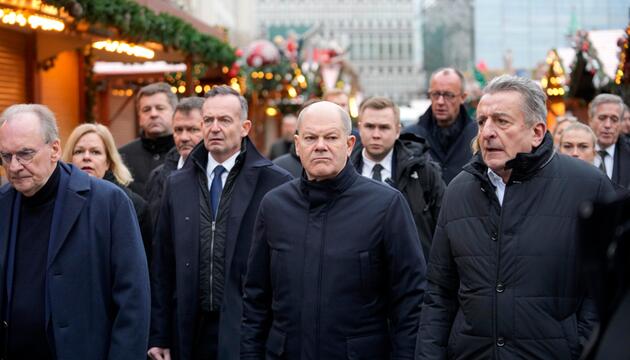 Olaf Scholz und Nancy Faeser vor Ort auf dem Magdeburger Weihnachtsmarkt.