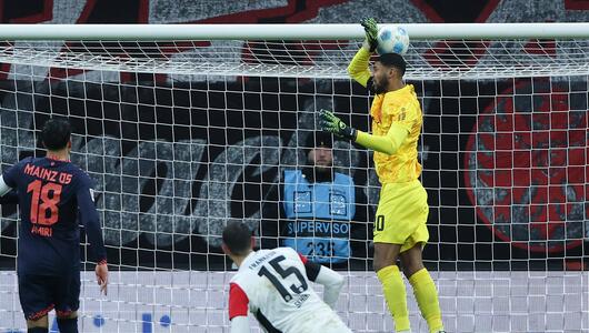 Die Slapstick-Szene von Frankfurt-Torwart Kaua dos Santos