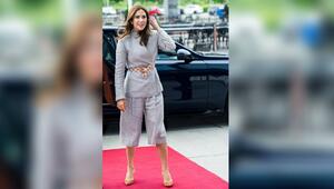 Königin Mary entscheidet sich beim Fashion Summit für ein graues Ensemble.