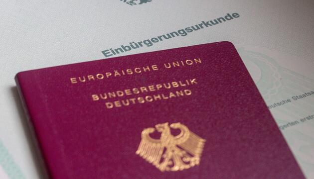 Einbürgerungsurkunde und Reisepass