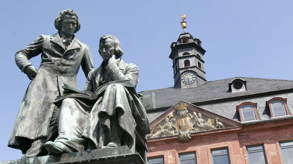 Brüder Grimm-Denkmal vor dem in Hanau