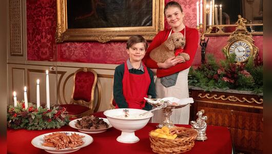 Prinzessin Estelle, Prinz Oscar und Familienhund Rio posieren stolz mit ihrem Weihnachtsessen.