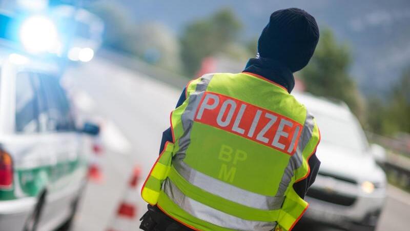 Polizeibeamter beobachtet den Verkehr