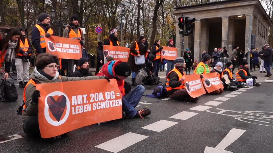 Klebeprotest von Mitgliedern der Letzten Generation