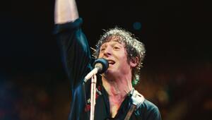 Jeremy Allen White steht in "Deliver Me From Nowhere" als Bruce Springsteen auf der Bühne.
