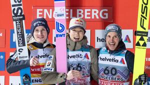 Domen Prevc, Ryoyu Kobayashi und Felix Hoffmann (l-r).