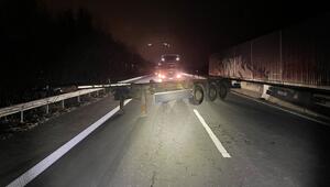 Sattelauflieger steht quer auf der A281