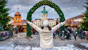 Eine Frau auf dem Weihnachtsmarkt