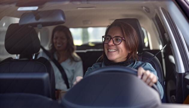 Frau fährt Uber