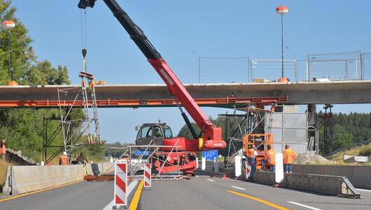 Stahlträger stürzt auf A81