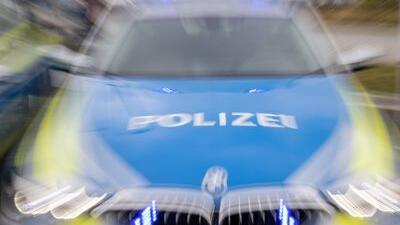 Ein Streifenwagen der Polizei mit eingeschaltetem Blaulicht.