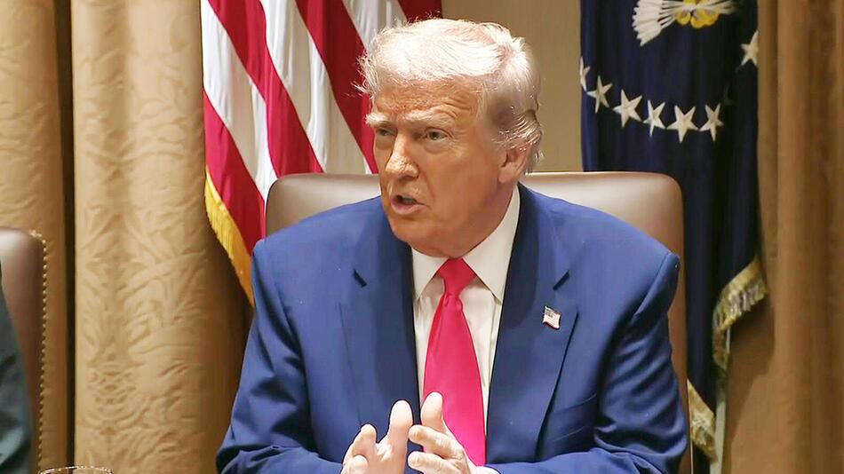 Portraitfoto des gerade sprechenden US-Präsidenten Donald Trump