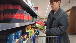 Kundin vergleicht Kaffee bei Aldi