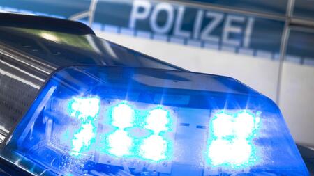 Auto überschlägt sich - Fahrerin schwer verletzt