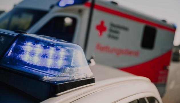 Symbolbild: Einsatzfahrzeuge von Polizei und Rettungsdienst