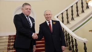 Wladimir Putin begrüßt den Robert Fico.
