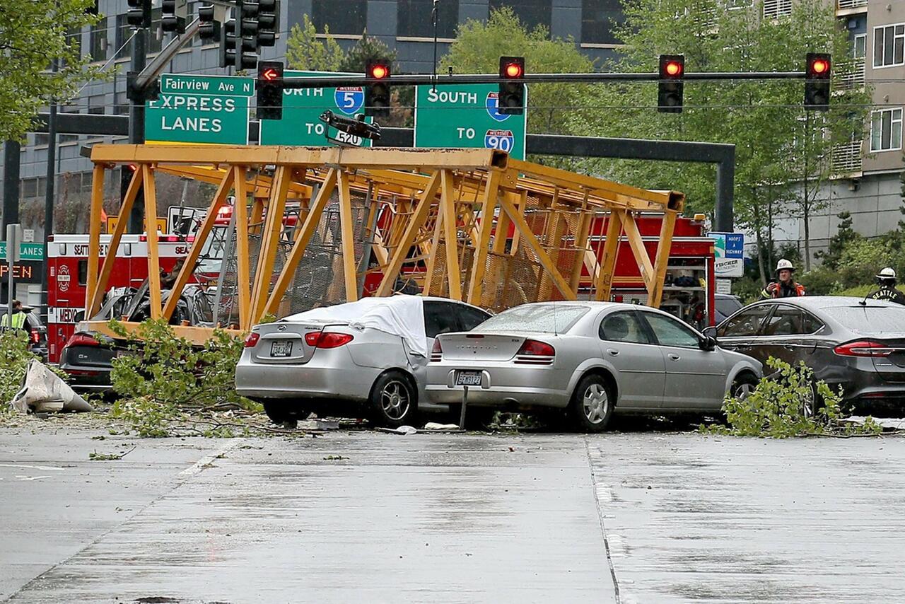 Bild zu Baukran in Seattle auf StraÃe gestürzt
