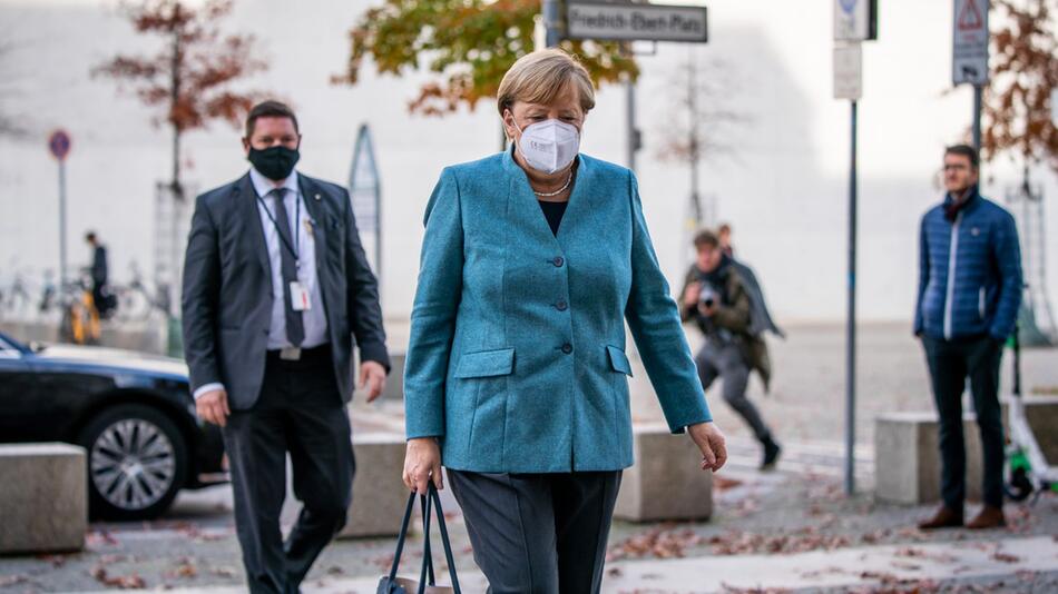 Merkel auf dem Weg zur Fraktionssitzung