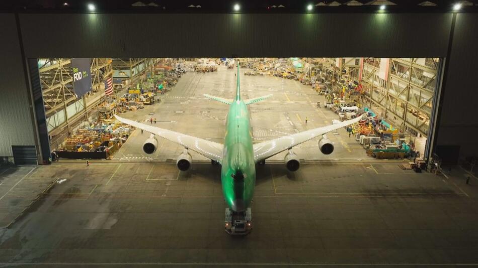 Die letzte Boeing 747 verlässt das Werk in Everett in den USA