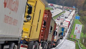 Autobahnstau wegen Blockabfertigung