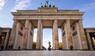Das Brandenburger Tor in Berlin nach einer Farbattacke durch Klimaaktivisten 