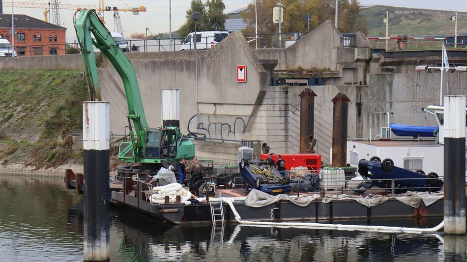 Schiff bleibt an Brücke in Mannheim hängen