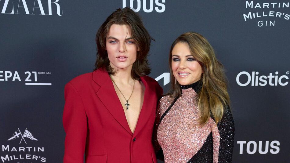 Damian und Elizabeth Hurley posieren bei den "Harper's Bazaar Women of the Year Awards" für die ...