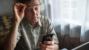 Mann schaut auf Handy