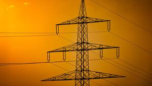 Strommast mit mehreren Querstreben und daran befestigten Hochspannungsleitungen vor ...