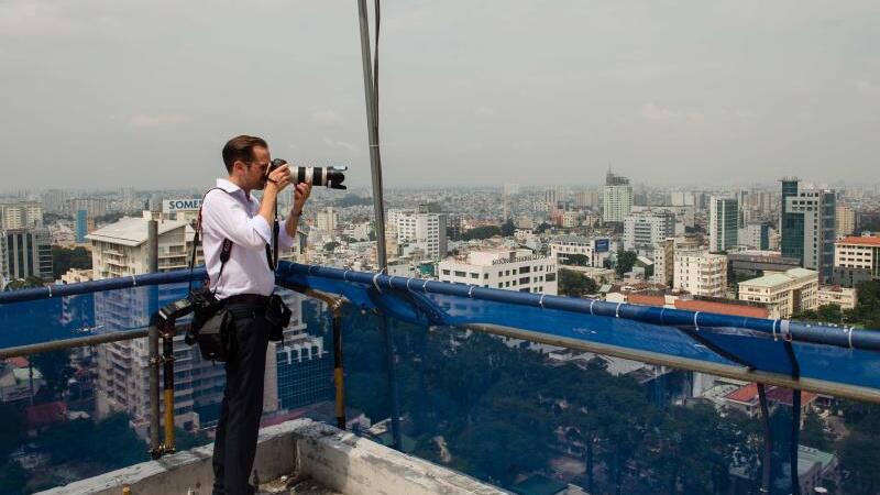 Fotograf mit Kameraausrüstung