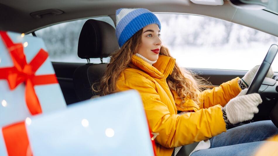 Autofahrerinnen und Autofahrer könnten es vor und an Weihnachten mit Staus zu tun bekommen.