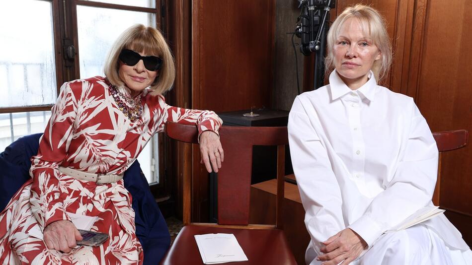 Anna Wintour und Pamela Anderson saßen zusammen bei Jaquemus in der Front Row und posierten mit ...