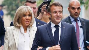 Arm in Arm und Krisen-Gerüchten zum Trotz: Emmanuel und Brigitte Macron.