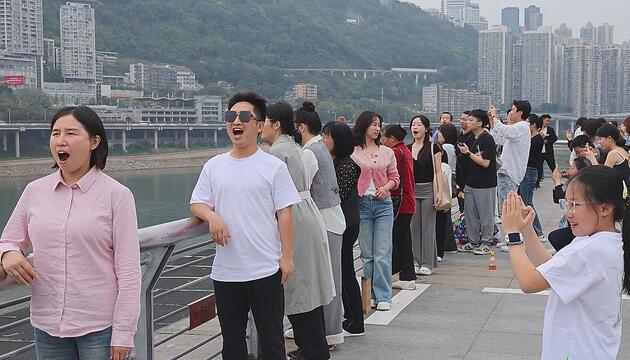 Massenkreativität: Touristenmenge stellt sich für Zug-Schluck-Foto in Reihe auf