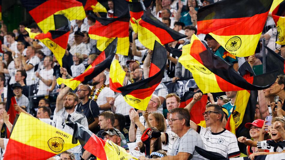Fans der deutschen Fußball-Nationalmannschaft beim Spiel gegen Japan.