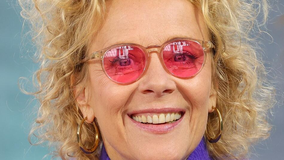 Katja Riemann mit rosa Brille