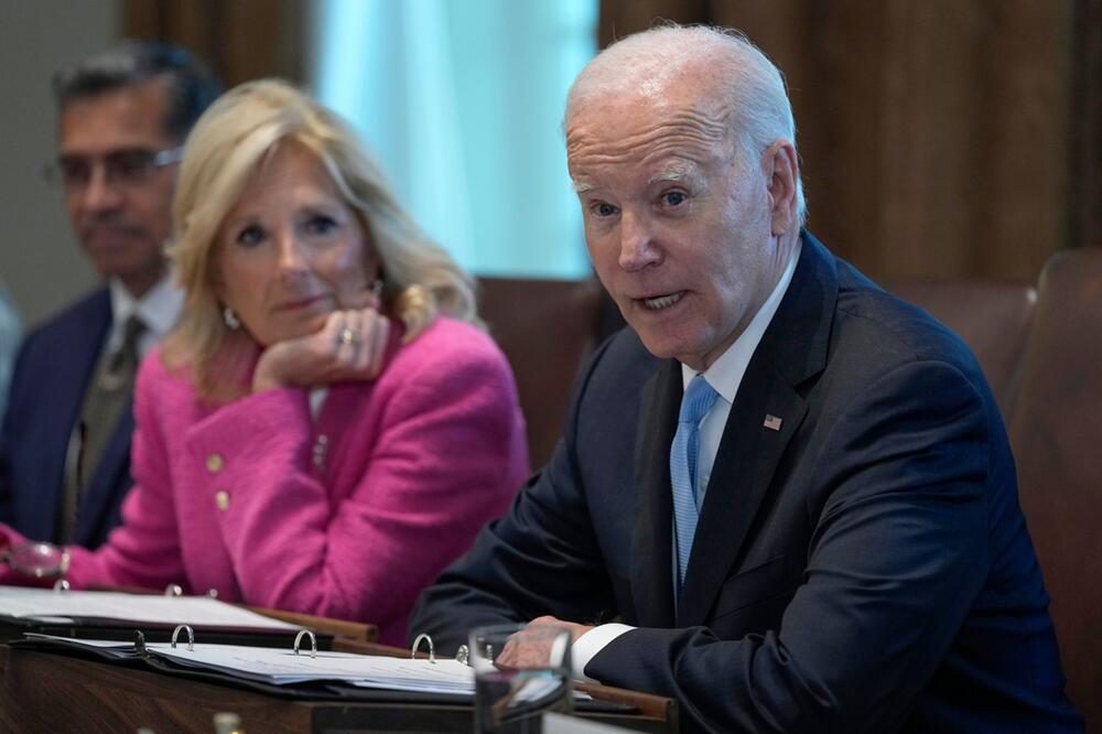 Joe Biden (r.), Präsident der USA, spricht während einer Sitzung seines Krebs-Kabinetts