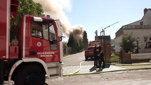 Lagerhallenbrand in Bremen: Feuerwehr warnt Anwohner vor Asbest