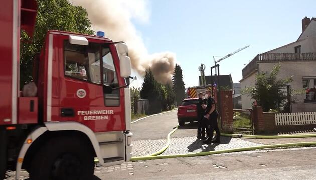 Lagerhallenbrand in Bremen: Feuerwehr warnt Anwohner vor Asbest